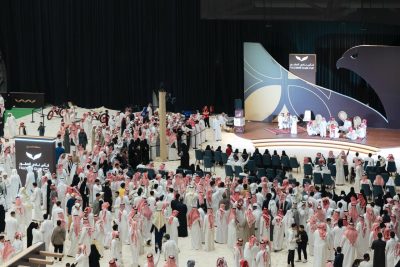 تفاعل جماهيري كبير مع عروض السامري والحساوي في كأس نادي الصقور 2025 بالظهران