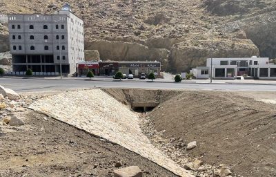 “مواطنون في ظهران الجنوب يطالبون بحلول لتصريف مياه الأمطار وتحسين مداخل المستشفى العام”