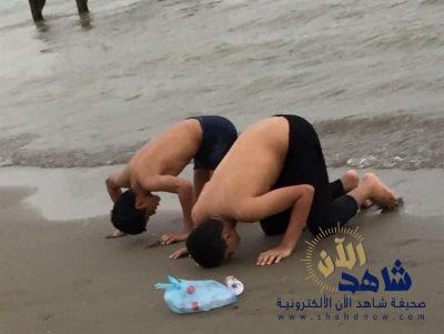 بعد نجاتهما من الغرق.. شابان يخرّان لله ساجدَيْن على شاطئ الشقيق
