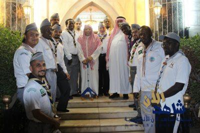 رواد كشافة مكة يزورون كبير مؤذني الحرم المكي على الملا