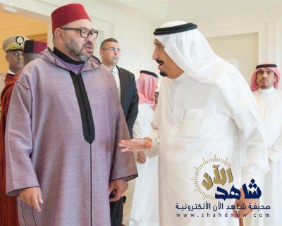 خادم الحرمين الشريفين يستقبل ملك المغرب بمقر إقامته بطنجة