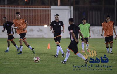 الشباب بنادي الشباب  يتدرب على فترتين