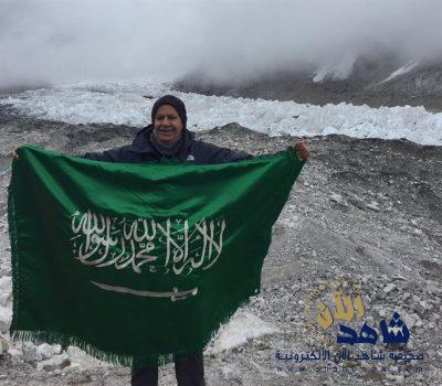 عضو شورى يرفع علم المملكة من المخيم الرئيسي لقمة جبل “إيفرست”