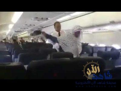 في رحله من دبي إلى السعودية راكب سوداني فتح باب الطائره كان يظن أنه باب الحمام وإعلان حالة الطوارئ