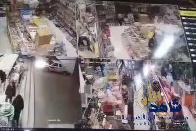 شاهد: كيف نفذ رجل وزوجته باستخدام طفلين خطة لسرقة محل في تبوك ؟