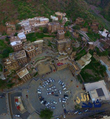 من بينها أبنية حجرية وقرى متكتلة وقصور مشتركة أنواع مختلفة من الطراز المعماري في 400 ألف كم٢