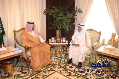 أمير عسير يستقبل بن عفتان ويتسلم نسخة من كتابه