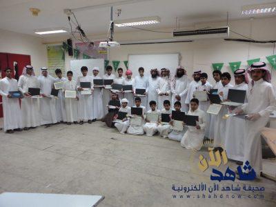 مدرسة العيون المتوسطه تكرم متفوقيها