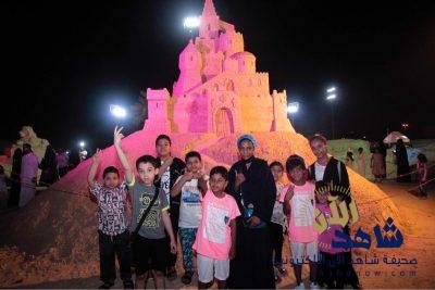 : مجسم القلعة يستهوي زوار مدينة الرمال