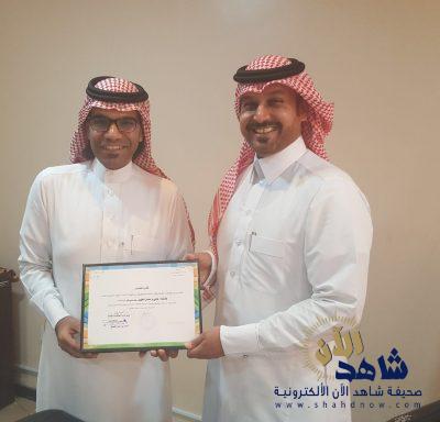 ادارة العلاقات العامة بتعليم الاحساء تكرم الإعلامي هاني الطويل