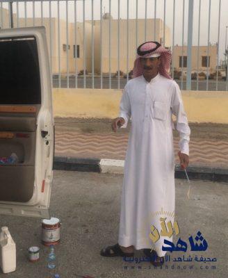 الحجي يزيل العبارات والكتابات التي تشوه جدران مرافق  مدينة الجشة