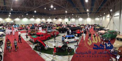 أبطال العالم في الدراجات النارية يستعرضون مهاراتهم بمهرجان السيارات والدرجات المعدلة