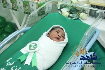 “سعود الطبية” تحتفي بأول مولودة في اليوم الوطني