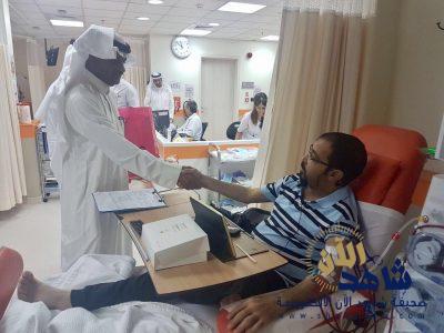 مدير مستشفى العمران يعايد بمرضى الكلى وينقل معايدة مدير الصحة