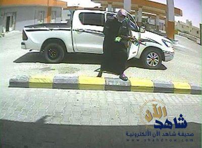 الرياض: الإطاحة بـ4 مسلحين حاولوا اقتلاع صراف آلي بمنشار حديدي وأطلقوا النار على آخر (صور)