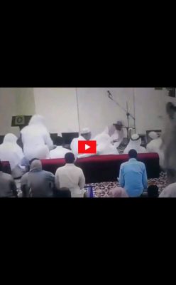 شاهد | فيديو.. لحظة مفارقة الشيخ «القرشي» للحياة في محرابه بمكة