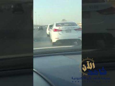 بالفيديو.. سائق يحاول إرهاب قائد ليموزين على طريق الحرمين بجدة