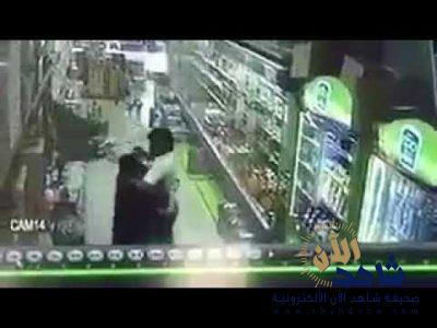 فيديو اعتداء جنوني من وافد يمني على شاب سعودي