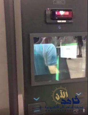 ما هو جهاز “المكتب الذكي” الذي يمكّنك من استلام هويتك الوطنية دون مراجعة مكاتب “الأحوال” (فيديو)