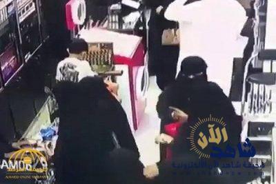 بالفيديو  فتيات يسرقن الزبائن في سوق طيبة بالرياض ..
