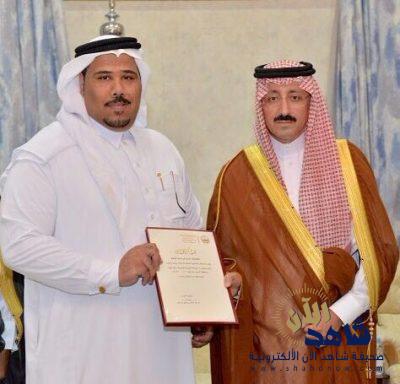 محافظ الأحساء يكرم العيد