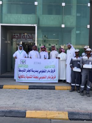 ضمن الشراكة المجتمعية متوسطة الجفر وفريق بادر التطوعي بالكلابية يكرمون رجال النظافة