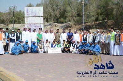  القارة الثانوية تنفذ مبادرة تنظيف ممشى مدينة العمران بالأحساء