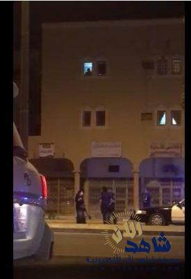 بالفيديو.. فتاة تحمل “ساطور” وسط شارع عام في بريدة
