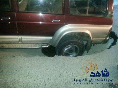 سقوط سيارة في حفرة أحدثها هبوط أرضي مفاجئ في أحد شوارع جدة