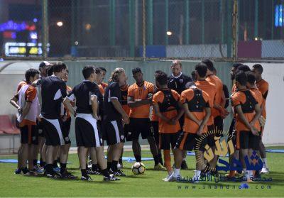 الفريق الأول بنادي الشباب يواصل تدريباته