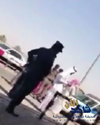 عند بوابات كليات البنات.. جلد شاب على الملأ بعد ابتزازه فتيات (صورة)