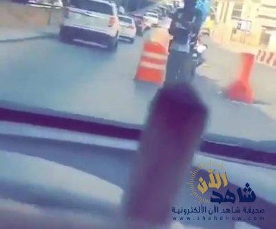 شاهد.. شابان يستهتران بعرض سيجارة “حشيش” وبتوجيه مسدس لرجل أمن