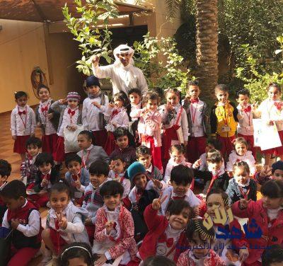 الرسام الصغير في مرسم الضامن ..