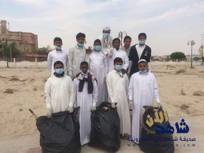 طلاب الكلابية المتوسطة يقومون بحملة تنظيف حديقة الحي