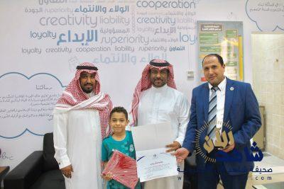 تكريم طالب بالصف الثالث الابتدائي لإنقاذ اسرته من الحريق بالمنزل