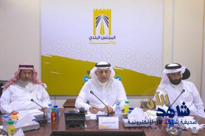 بلدي الأحساء يناقش ملفات النظافة وصحة البيئة والحدائق وإكرام الموتى
