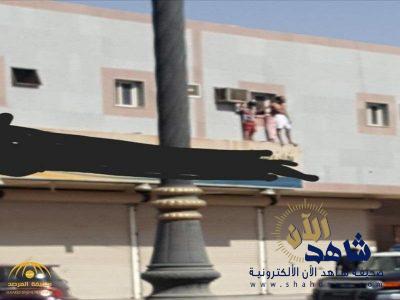 شاهد..شخص يحاول الانتحار من أعلى نافذة شقته بـ “تبوك”..وأطفال يقفون إلى جواره!