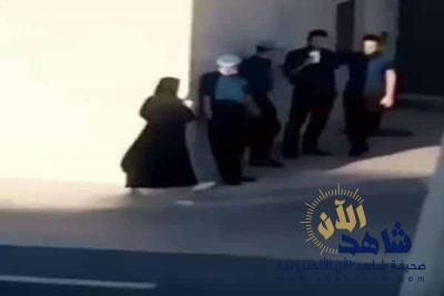 شاهد: عامل يقابل فتاة خلف مطعم شهير.. والمغردون يتسائلون