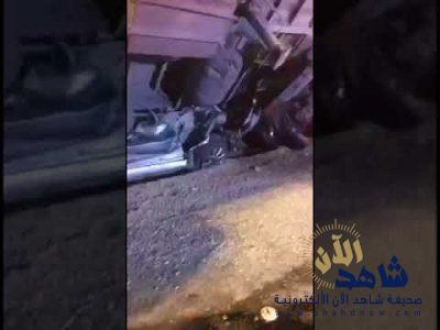 فيديو.. مواطن يخرج سليماً من سيارة «عُجنت» تحت شاحنة عملاقة