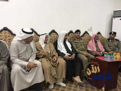 مدير الشرطة ” العتيبي ” يعزي أهالي الفضول في وفاة عمدتهم ” السماعيل “