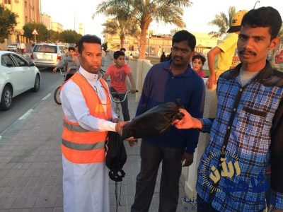 فريق سالك التطوعي يبدء بتوزيع الحقيبة الشتوية على العمالة الوافدة