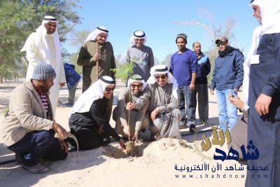 الرمضان رئيس اللجنة الزراعية بغرفة الاحساء يزور غابة جواثا