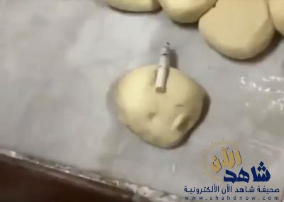 بالفيديو.. عامل بمخبز يضع السيجارة فوق العجين قبل خبزه بالفرن