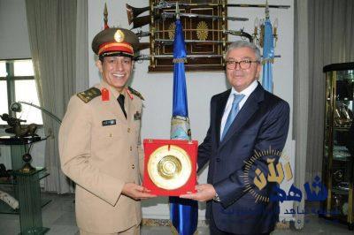 العميد هادي بكر يقلد وزير الدفاع التونسي وسام الاتحاد العربي للرياضة العسكرية