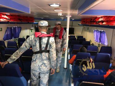 بالصور … حرس الحدود : إنقاذ ٩ بحارة بميناء رأس تنورة