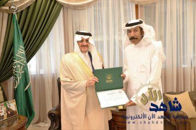الأمير سعود بن نايف يكرم أمين عام نادي الاتفاق الأسبق
