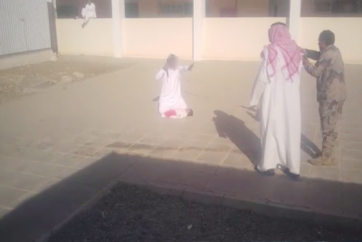 مشهد مروع.. أب يهدد بذبح ابنه داخل مدرسة بضباء