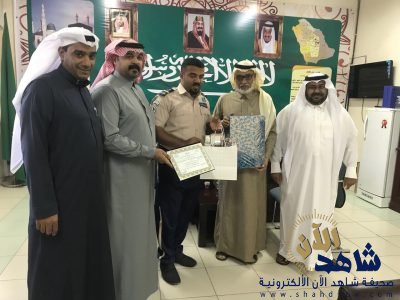 متوسطة ابن نصير بالأحساء تكرم حارس مدرسة بنات