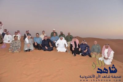 صورة لوزير الداخلية جالساً على الرمال مع موظفي “أرامكو” بالشرقية