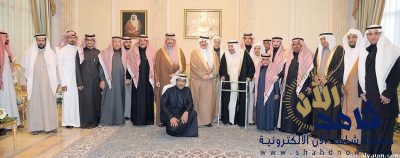 أمير الشرقية يصف الوحيمد بالشاعر المتمكن وينهض لتحيته